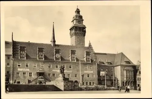 Ak Zeitz im Burgenlandkreis, Rathaus und VVN Denkmal