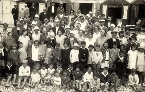 Foto Ak Cayeux Somme, Urlauber am Strand, Gruppenbild