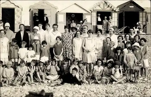 Foto Ak Cayeux Somme, Urlauber am Strand, Gruppenbild