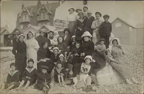 Foto Ak Cayeux sur Mer Somme, Urlaubsgäste, Gruppenbild am Strand