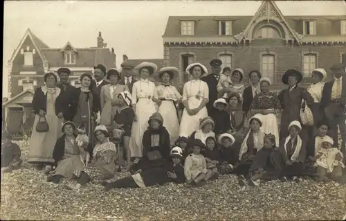 Foto Ak Cayeux sur Mer Somme, Urlaubsgäste, Gruppenbild am Strand