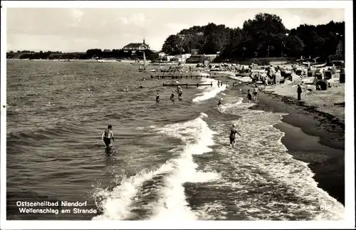 Ak Ostseebad Niendorf Timmendorfer Strand, Wellenschlag am Strand