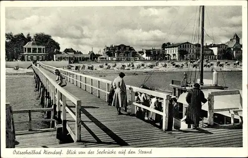 Ak Ostseebad Niendorf Timmendorfer Strand, Blick von der Seebrücke auf den Strand