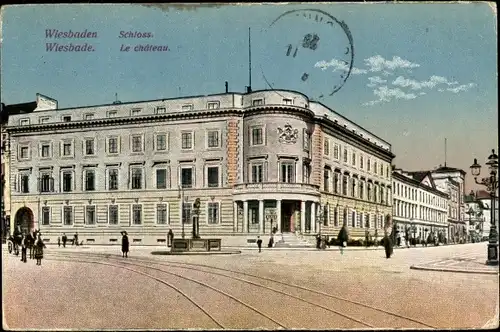 Ak Wiesbaden in Hessen, Schloss, Straßenbahnschienen, Brunnen