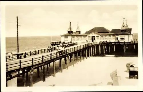 Ak Ostseebad Ahlbeck Heringsdorf auf Usedom, Strand, Strandkörbe, Seebrücke