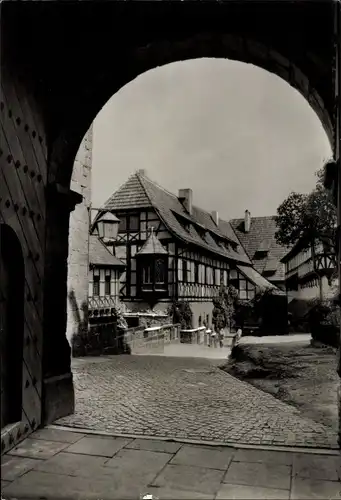 Ak Lutherstadt Eisenach in Thüringen, Wartburg, Blick in den vorderen Burghof