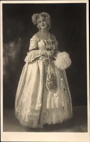 Foto Ak Portrait einer Schauspielerin, Theaterkostüm, Kleid, Perlen, Schmuck