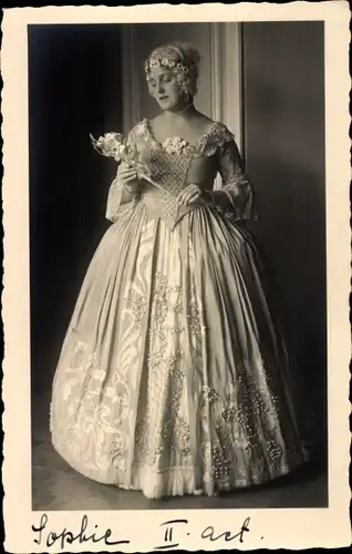 Foto Ak Portrait einer Schauspielerin, Theaterkostüm, Kleid