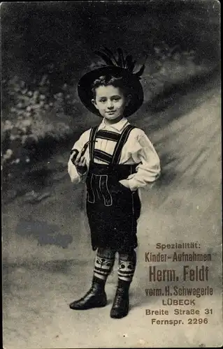 Ak Junge in bayrischer Tracht, Kind-Portrait, Pfeife, Fotograf Hermann Feldt