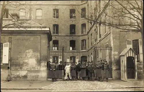 Foto Ak Paris, Kaserne, Eingang, Soldaten in Uniformen