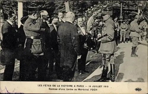 Ak Paris, Tag des Sieges, 14. Juli 1919, Übergabe eines Kranzes an Marschall Foch