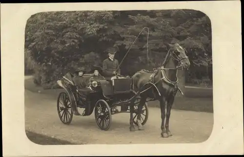 Foto Ak Frauen in der Kutsche, Kutsche, Pferd, Park