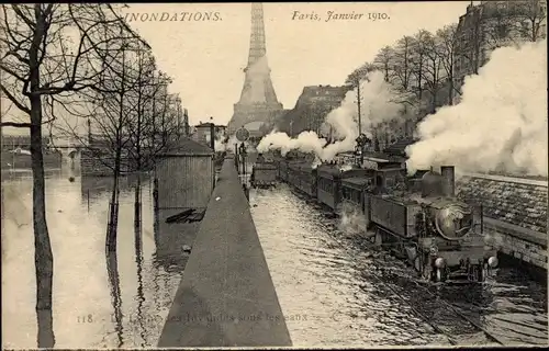 Ak Paris VII, Der Eiffelturm, Eiffelturm, Überschwemmungen Januar 1910