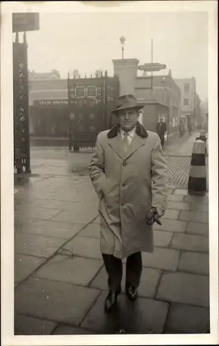 Foto England ?, Bahnhof, Mann mit Hut