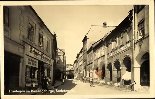 Ak Trutnov Trautenau Riesengebirge Region Königgrätz, Straßenpartie, Geschäfte, Passanten