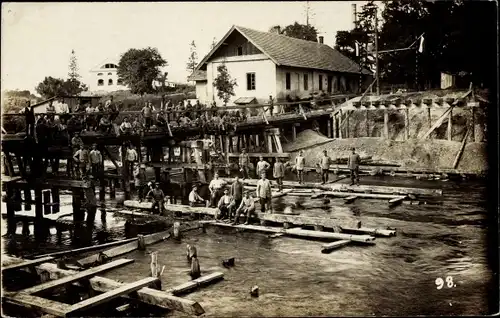 Foto Ak Deutsche Soldaten in Uniformen, Brückenbau, I WK