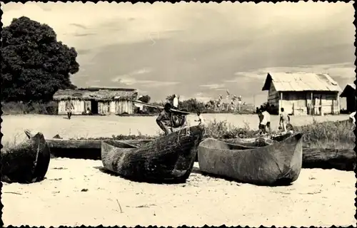 Foto Ak Afrika, Madagaskar?, Dorf, Hütten, Boote