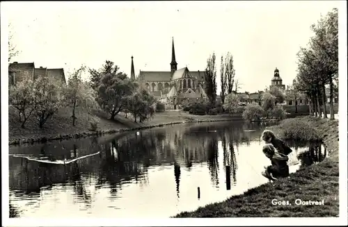 Ak Goes Zeeland Niederlande, Oostvest, Kinder am Ufer, Kirche