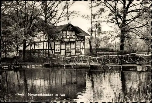 Ak Greiz in Thüringen, Schwanenhäuschen im Park, Brücke