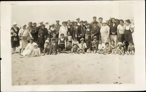 Ak Berck Plage Pas de Calais, Gruppenportrait am Strand