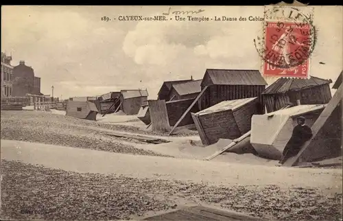 Ak Cayeux sur Mer Somme, Strand nach einem Sturm, Badekabinen