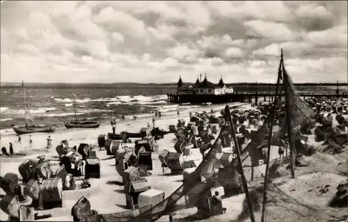 Ak Ostseebad Ahlbeck Heringsdorf auf Usedom, Strand und HOG Brückenrestaurant