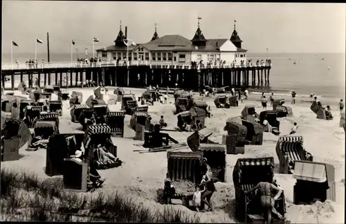 Ak Ostseebad Ahlbeck Heringsdorf auf Usedom, Strand mit Seebrücke