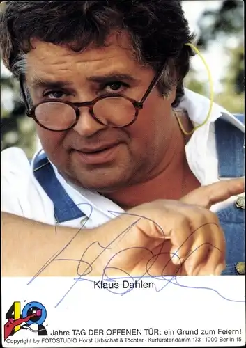 Ak Schauspieler Klaus Dahlen, Portrait, Autogramm, Brille, Tag der offenen Tür