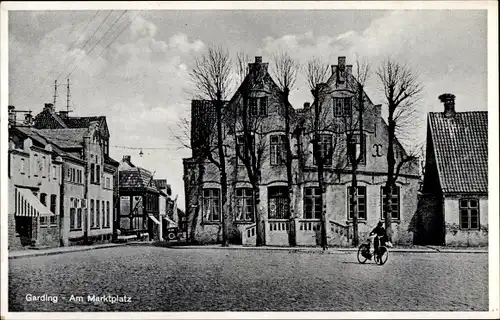 Ak Garding Schleswig Holstein, Marktplatz, Anwohner mit Fahrrad