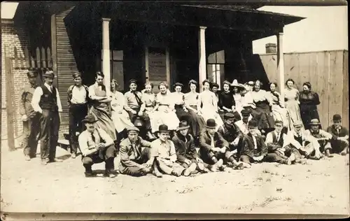 Foto Ak USA, Menschengruppe vor einem Gebäude