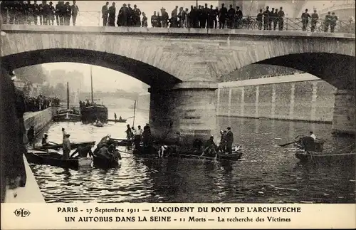 Ak Paris, L'Accident du Pont de l'Archeveche, Un Autobus dans la Seine, 1911, recherche des Victimes