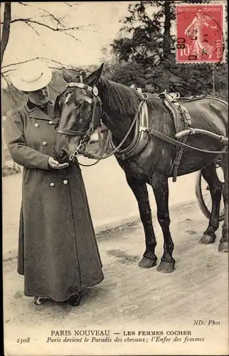 Ak Paris, Kutscherin füttert ihr Pferd