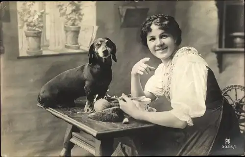 Ak Bäuerin und Dackel, Bauernstube, Tisch, Blumen