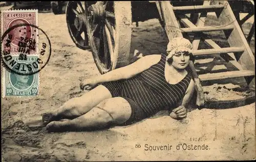 Ak Oostende Ostende Westflandern, Frau am Strand, Badeanzug