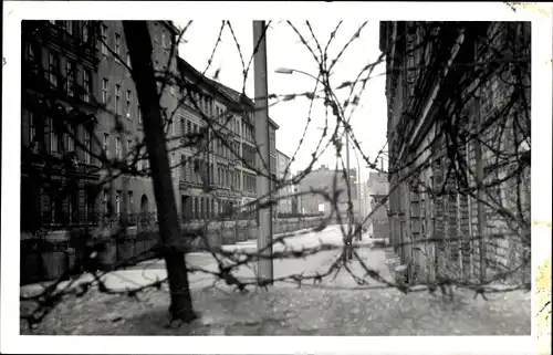 Foto Ak Berlin, Innerdeutsche Grenze, Berliner Mauer, Stacheldraht
