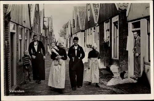 Ak Volendam Nordholland Niederlande, Straßenpartie, Anwohner in Tracht