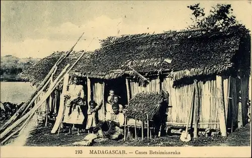 Ak Madagaskar, Betsimisaraka, Anwohner vor einer Hütte