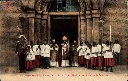 Ak Brazzaville, Französisch-Kongo, Bischof Guichard, auf der Schwelle der Kathedrale