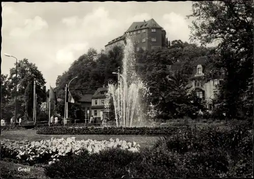 Ak Greiz im Vogtland, Springbrunnen, Platz, Burg