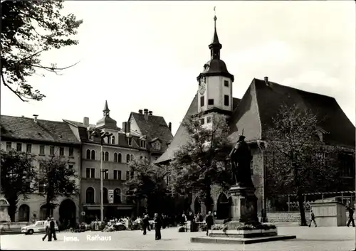 Ak Jena, Rathaus, Denkmal, Passanten