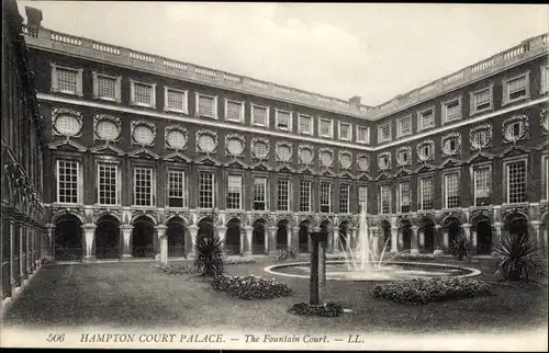 Ak Richmond upon Thames London England, Hampton Court Palace, The Fountain Court