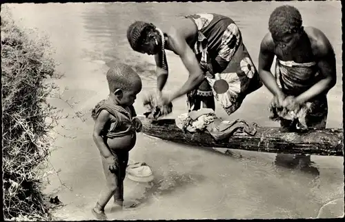 Ak Afrique Noire, Wäsche im Fluss