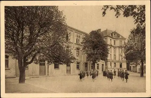 Ak Bar le Duc Meuse, Schule, Der Innenhof und die Gebäude des Internats