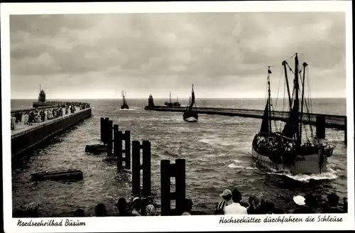 Ak Nordseebad Büsum, Hochseekutter durchfahren die Schleuse