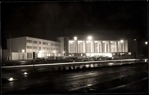 Ak Heidelberg, beleuchteter Hauptbahnhof bei Nacht, Parkplatz