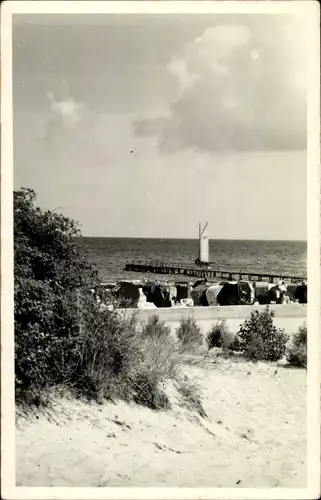 Ak Ostseebad Kühlungsborn, Strand mit Segelboot