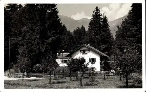 Ak Garmisch Partenkirchen in Oberbayern, Haus vor Bergkulisse