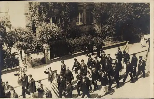 Foto Ak Straßenpartie, Festzug, Männer in Uniform, Flaggen