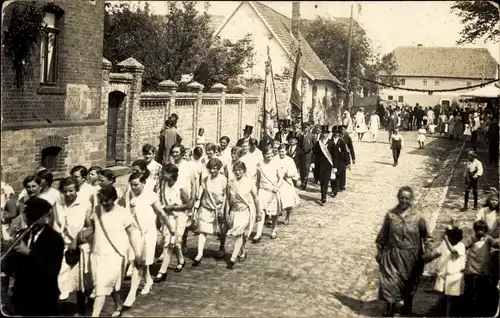 Foto Ak Straßenpartie, Festzug, Blasmusiker, Standartenträger