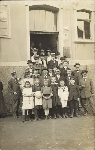 Foto Ak Festgesellschaft vor Gebäudeeingang, Gruppenbild, Kinder